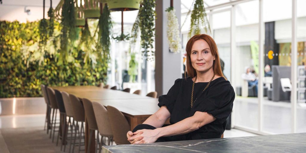 Leena Arola istuu Turun Teknologiakiinteistöjen toimistossa.