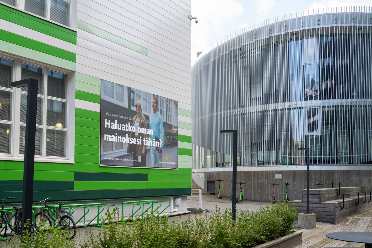 LED‑mainostaulu ElectroCityn seinällä, digitaalinen mainospinta osana kaupunkitilaa